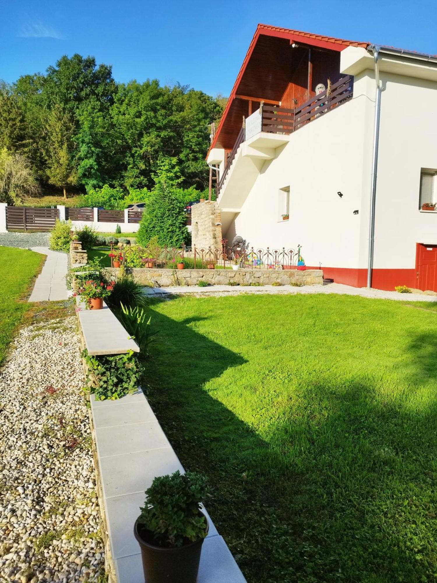 Holling Apartman Fertoboz Экстерьер фото