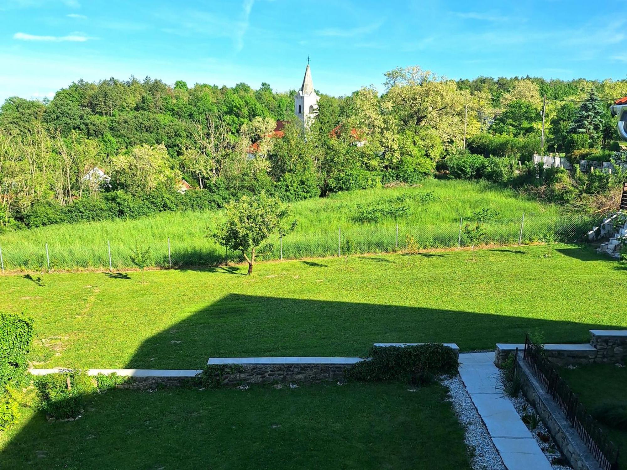 Holling Apartman Fertoboz Экстерьер фото